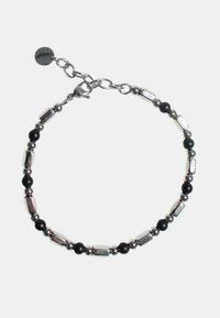 Bracciale in metallo con perle nere alternate a forme allungate in argento lucido, con chiusura a catena e ciondolo circolare.