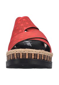 Sandale rouge à bout ouvert avec un dessus perforé, plateforme en jute, semelle en caoutchouc noire et coutures tonales. Design de sangle croisée élégant.