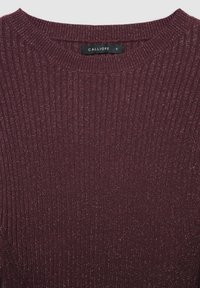 Bordeauxroter, gerippter Pullover mit rundem Ausschnitt, versehen mit einem texturierten Metallfaden für zusätzlichen Glanz. Das Etikett trägt die Aufschrift "CALLIOPE" und die Größe "S".