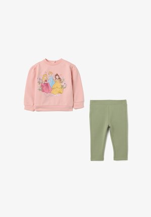 Felpa lunga rosa con le principesse Disney e leggings verdi, completo casual per bambini su sfondo bianco.
