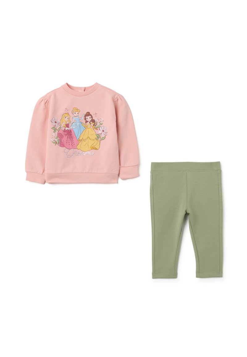 Un sweat-shirt long à manches roses avec des princesses Disney et un legging vert, ensemble décontracté pour enfants sur fond blanc.