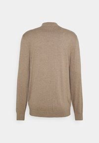 Beige trui met lange mouwen, ronde hals, lichte gebreide stof met ribbelzoom en manchetten. Gladde textuur met minimale zichtbare stiksels.