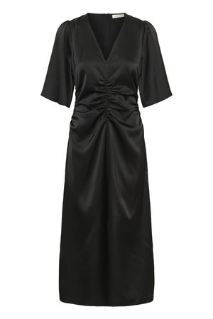 Juoda suknelė su V formos iškirpte, trumpomis pūstomis rankovėmis, surinktų detalių ties liemeniu ir sklandžios, lengvai krentančios medžiagos, siekiančios iki vidurio blauzdos.