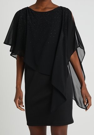 Robe noire avec un corps cintré et des manches cape transparentes fluides. Présente des détails ornés au niveau du décolleté et une finition mate et lisse.