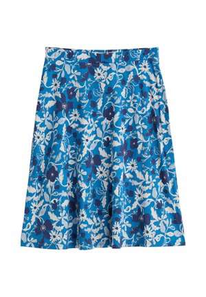 Niebieska spódnica do kolan z białym i granatowym kwiatowym wzorem oraz dopasowanym paskiem w talii.