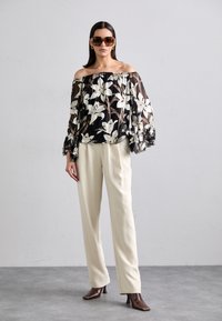 Alice + Olivia ARDELIA OFF SHOULDER - Blusa - stargazer black
