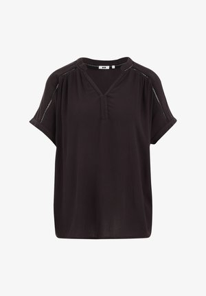 Svart kortärmad topp med v-ringning och plisserade detaljer. Tillverkad av ett lätt material med dekorativ sömnad längs axlarna.