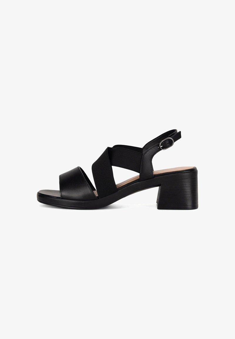 Sandalias de tacón negro con una tira de cuero suave en la parte del dedo, bandas elásticas entrelazadas y un tacón de bloque de 5 cm para mayor estabilidad.