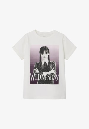 Bijela pamučna majica s grafičkim printom lika s pletenicom, koja nosi tamnu haljinu s bijelim točkicama, i natpisom "SRIJEDA."