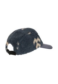 Cappello in tessuto blu, morbido al tatto, con superficie testurizzata e accenti crema. Presenta un visiera rigida e una chiusura a strappo nera regolabile sul retro.