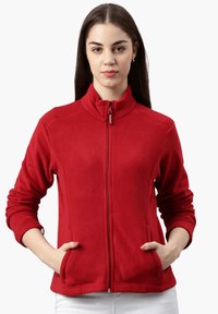 Giacca in pile rossa con colletto alto, maniche lunghe, tasche laterali e zip frontale completa. Tessuto morbido e design casual.