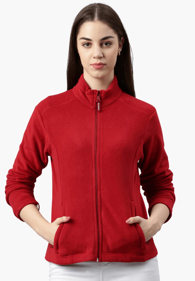 Giacca in pile rossa con colletto alto, maniche lunghe, tasche laterali e zip frontale completa. Tessuto morbido e design casual.
