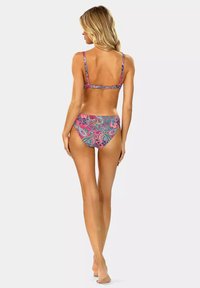 Wielokolorowy bikini w wzór paisley; regulowane ramiączka; szeroki elastyczny pas; gładka faktura; dopasowany krój; pełne zakrycie na dole.