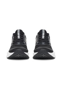 Čierne športové topánky s priedušným sieťovinovým zvrškom, spevnenými okami a bielou odpruženou podrážkou s textúrovaným vzorom protišmyku.