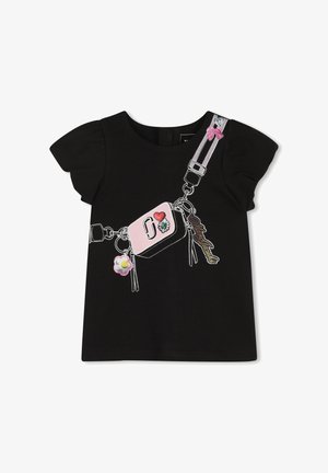 Czarna koszulka z krótkim rękawem z grafiką różowej torebki z zawieszkami, w tym kwiatem i kluczem, obrysowanej na biało.