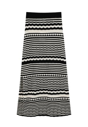 Czarna i biała dzianinowa spódnica z poziomym, falistym, paskowanym i geometrycznym wzorem oraz bocznym rozcięciem po lewej stronie.