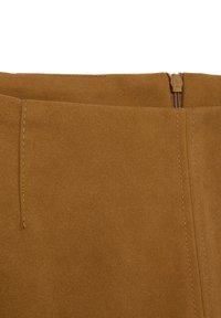 Gonna in suede marrone con una consistenza liscia, dotata di chiusura con cerniera in vita e cuciture pulite lungo le cuciture.