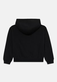 Sweatshirt à capuche noir avec poche kangourou et poignets côtelés. Tissu doux avec une coupe décontractée, design uni et sans embellissements.