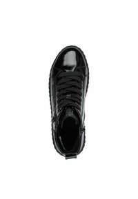 Baskets en cuir vernis noir avec bout rond, lacets à l'avant, hauteur cheville et semelle texturée pour une meilleure adhérence. Détail zippé sur le côté.