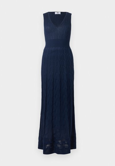 Tmavomodré pletené maxi šaty s výstrihom do V a bez rukávov. Majú štruktúrovaný vzor a rozšírený lem s dekoratívnymi pásikmi.