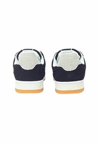 Sneakers in suede neri con dettagli grigi, suole bianche e suole in gomma color beige. Presentano un'etichetta logata sul tallone e un design con lacci.