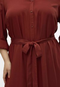 Vero Moda Curve Skjortekjole - fired brick