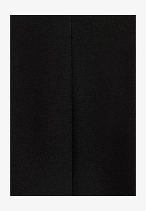 Juodas audinys su lygiu paviršiumi ir matin finish. Yra švarus, lygus paviršius be matomų raštų ar puošmenų.