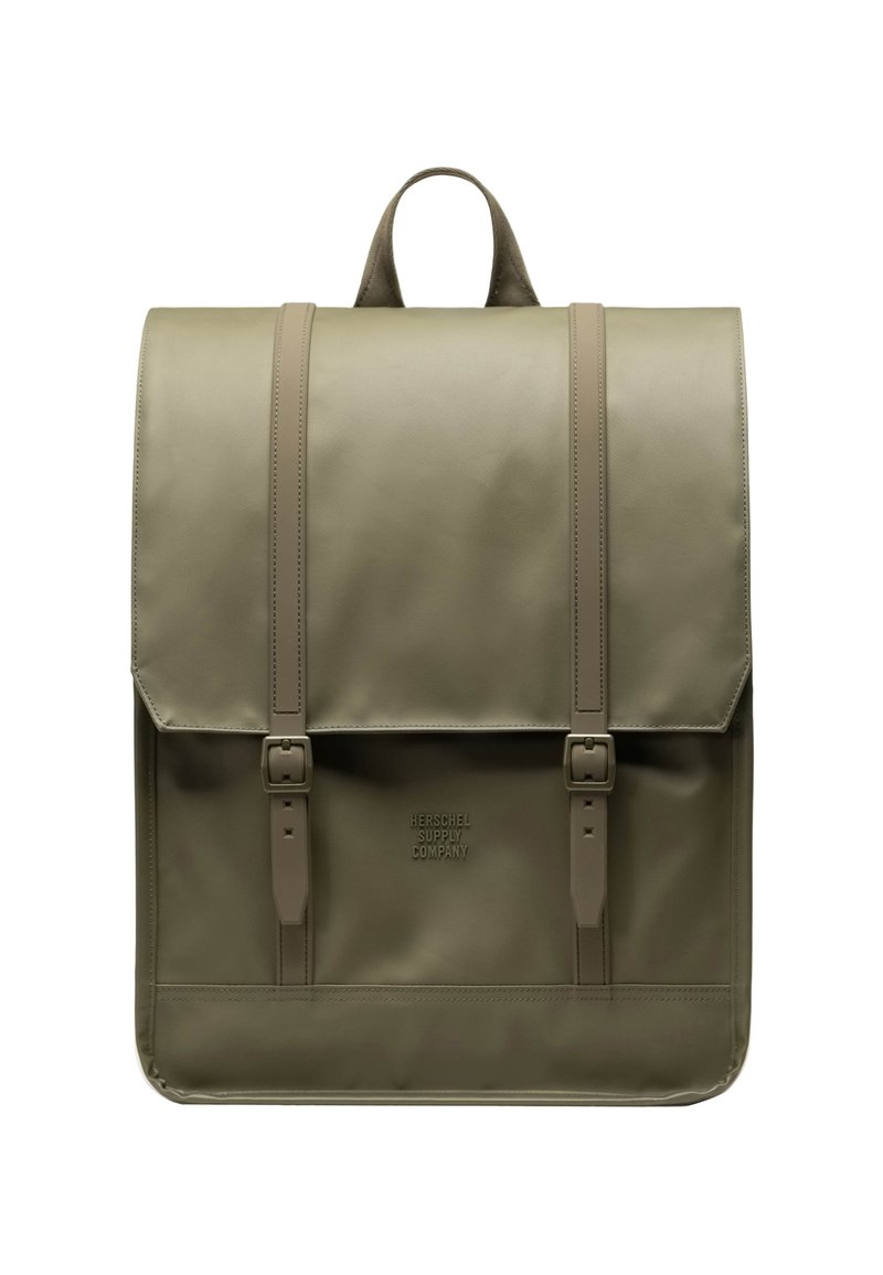 Zaino verde oliva realizzato in materiale resistente, con apertura a patta, due spallacci regolabili e logo del marchio sulla parte anteriore.