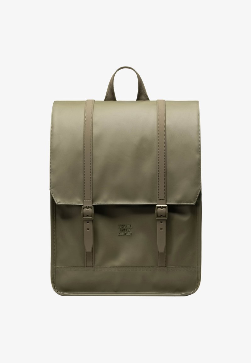 Zaino verde oliva realizzato in materiale resistente, con apertura a patta, due spallacci regolabili e logo del marchio sulla parte anteriore.