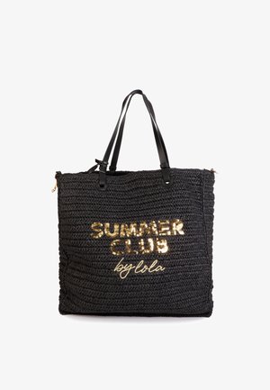 Sac cabas tissé noir avec deux poignées noires, arborant un texte en paillettes dorées "SUMMER CLUB by lola" sur le devant. Fermeture éclair.
