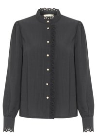 Schwarze Bluse mit hohem Spitzenkragen, Knopfverschluss an der Vorderseite mit Perlenakzenten, langen Puffärmeln, Spitzenbesatz an den Manschetten und einer glatten Textur.