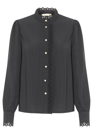 Blouse noire avec un col en dentelle haut, fermeture à boutons sur le devant avec des accents en perles, manches longues bouffantes, finitions en dentelle aux poignets, et une texture lisse.