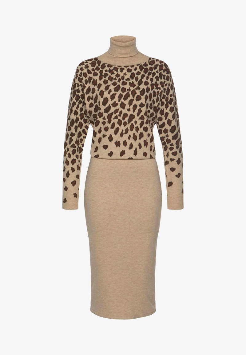 Beige stickad klänning med hög hals och långa ärmar. Overdelen har ett mörkbrunt leopardmönster, med en figurnära kjol i knä längd.