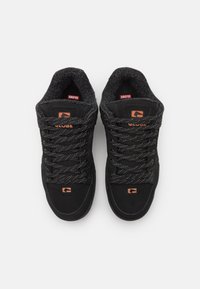 Globe TILT - Chaussures de skate - black/bronze