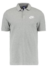 Grå polotröja i bomullsblandning, med klassisk krage, två knappar och en vit Nike-logotyp på vänster bröst.