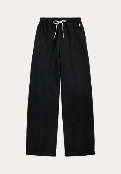 Sorte sweatpants med vide ben, hvid snøre i taljen og lille hvidt logo på øverste venstre side.