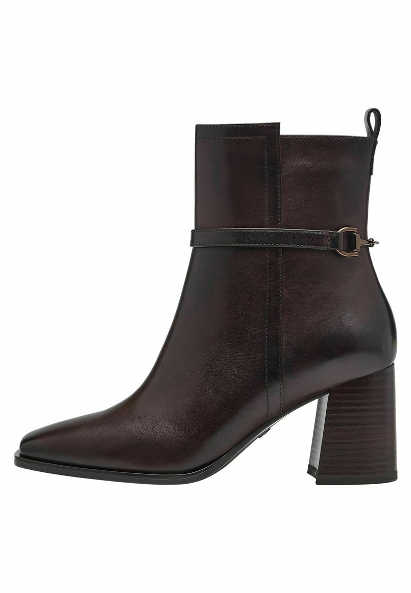 Bottine en cuir marron foncé avec bout pointu, talon bloc de hauteur moyenne et bride décorative avec boucle sur le côté.
