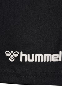 Schwarzer Sportstoff mit einem weißen Logo einer Biene und dem Wort "hummel" in fettgedruckten Buchstaben, mit glatter Textur und sauberem Finish.