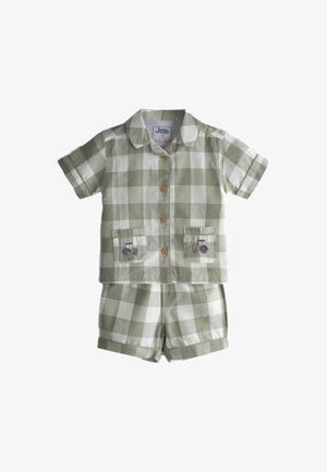 Chemise à manches courtes à carreaux verts et blancs avec boutons et short assorti, agrémentée d'une petite broderie de tracteur sur les poches de la chemise.