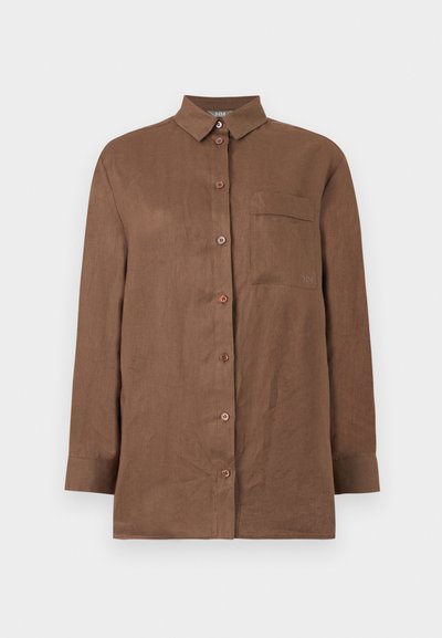 Καφέ πουκάμισο με μακριά μανίκια, κουμπιά, γιακά και μία τσέπη στο στήθος, κατασκευασμένο από υφή ύφασμα.