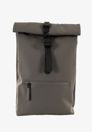 Grå rull-top ryggsäck gjord av vattentätt material, med en svart spännrem som stängning och en framficka med dragkedja. Slät yta med en minimalistisk design.