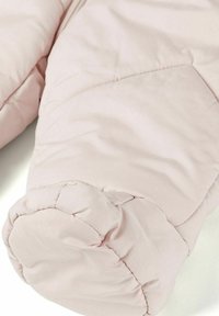 Lichtroze pufferjack met een doorgestikt ontwerp, ronde mouwen en een zachte, gladde textuur.