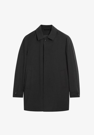 Sort enkeltradet frakke med knapkrave, skjult frontlukning, to sidelommer og knapdetaljer ved manchetterne på de lange ærmer.