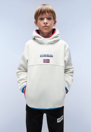 Fleece-Hoodie in Off-White mit einer rot gefütterten Kapuze, ausgestattet mit einem Front-Logo und einer norwegischen Flagge. Slim-Fit schwarze Hose mit Branding.