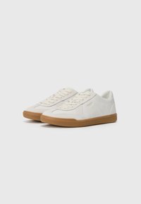 Hvite sneakers med øvre i teksturert lær, rund tå og tannfarget gummisåle. Inkluderer tonale snørebånd og subtilt merkevarelogo-detalj.