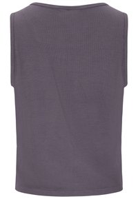 Ærmeløs ribbet tanktop i dæmpet lilla. Har en rund halsudskæring og en lige kant med en glat overflade.