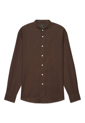 Camicia da uomo marrone a maniche lunghe con colletto alla coreana e bottoni bianchi sulla parte anteriore, etichettata "Calliope Comfort Fit".