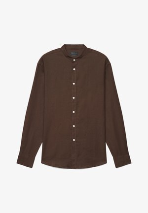 Camicia da uomo marrone a maniche lunghe con colletto alla coreana e bottoni bianchi sulla parte anteriore, etichettata "Calliope Comfort Fit".