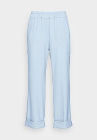 Pantalon bleu clair à taille élastique avec une coupe décontract ée. Relevé aux chevilles, fabriqué dans un tissu doux et texturé. Design minimaliste sans motifs visibles.