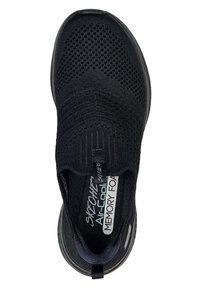 Zapatilla negra sin cordones con parte superior de malla transpirable, bandas elásticas texturizadas, cuello acolchado y plantilla de espuma viscoelástica acolchada.